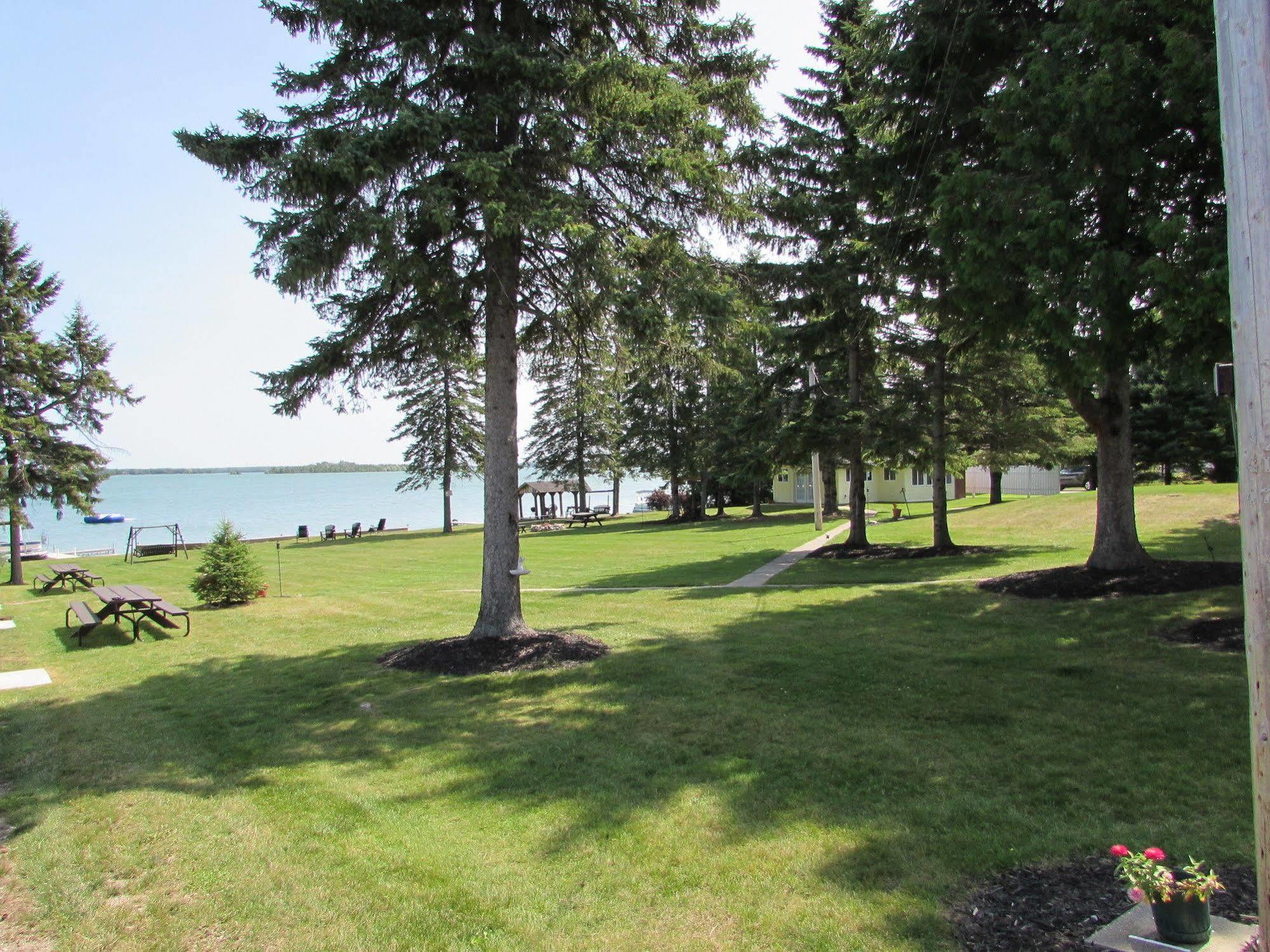 Grand Lake Resort Presque Isle Exterior photo